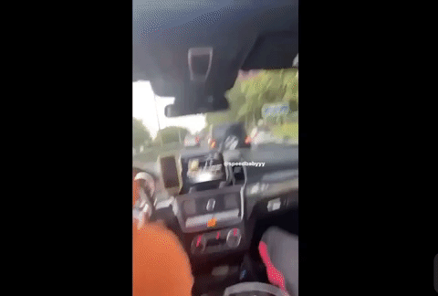 BMW phóng nhanh vượt ẩu lao vào cây ven đường