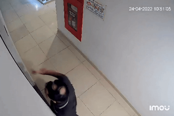 Tháng 4/2022, ông H. vừa mắng chửi vừa mang dao và búa đập cửa nhà anh L. (Ảnh cắt từ video). Tháng 4/2022, ông H. vừa mắng chửi vừa mang dao và búa đập cửa nhà anh L. (Ảnh cắt từ video).