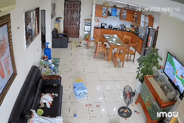 Thời điểm này, trong nhà chỉ có 3 trẻ nhỏ (Ảnh cắt từ video). Thời điểm này, trong nhà chỉ có 3 trẻ nhỏ (Ảnh cắt từ video).