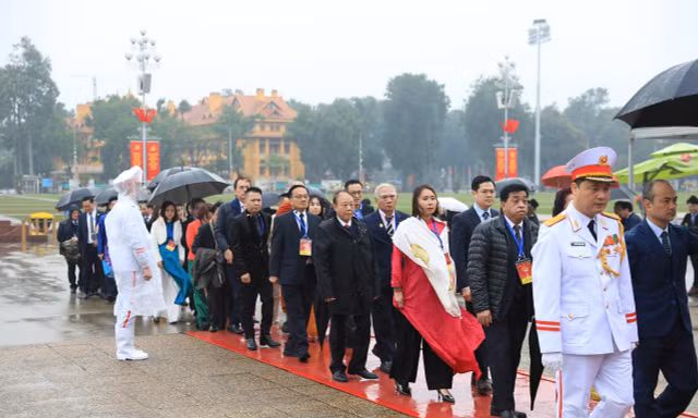 Xuân Quê hương 2026: Đại biểu kiều bào vào Lăng viếng Chủ tịch Hồ Chí Minh