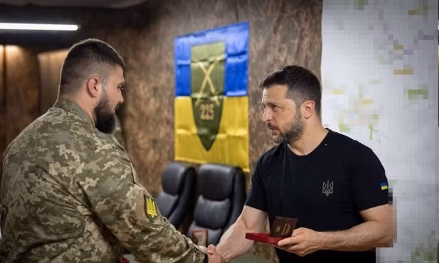 Tổng thống Ukraine thăm lực lượng giáp biên giới Nga, bàn bước đi tiếp theo