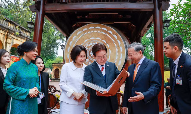 Tổng Bí thư, Chủ tịch nước và Phu nhân chủ trì Chương trình hữu nghị đặc biệt tại Hoàng Thành Thăng Long