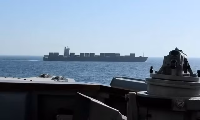 Tàu chiến Mỹ nổ súng, thu giữ tàu hàng Iran