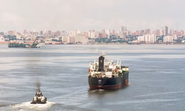 Tàu chở dầu trúng hỏa lực trên eo biển Hormuz