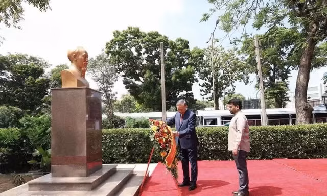 Tổng Bí thư, Chủ tịch nước Tô Lâm dâng hoa tại Tượng Chủ tịch Hồ Chí Minh ở Sri Lanka