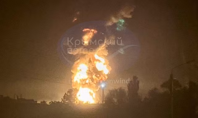 Ukraine tấn công cảng dầu, nhà máy thuốc nổ quan trọng của Nga