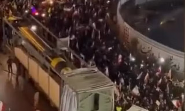 Iran đưa tên lửa diễu phố khi đàm phán với Mỹ bế tắc