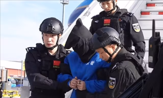 Hình ảnh ông trùm Chen Zhi bị dẫn độ về Trung Quốc