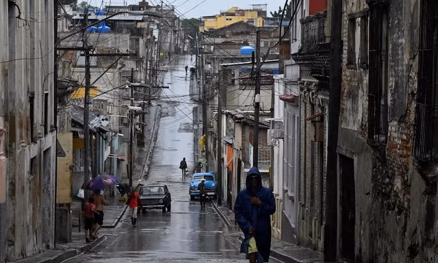 Siêu bão Melissa đổ bộ Cuba với sức gió gần 200 km/h
