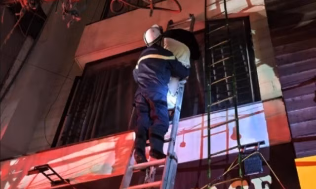 Hà Nội: Dập tắt đám cháy nhà ở Minh Khai, giải cứu người mắc kẹt trong đêm