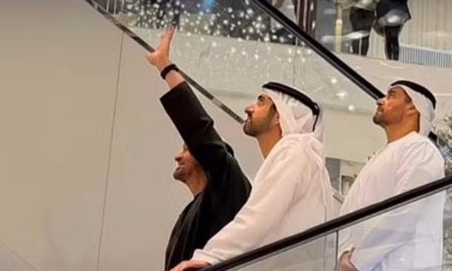UAE hứng loạt hỏa lực của Iran, lãnh đạo xuất hiện tại trung tâm thương mại 