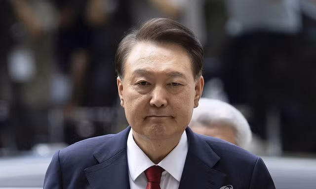 Cựu Tổng thống Hàn Quốc Yoon Suk Yeol nằm ra sàn phòng giam, không tuân thủ lệnh triệu tập thẩm vấn