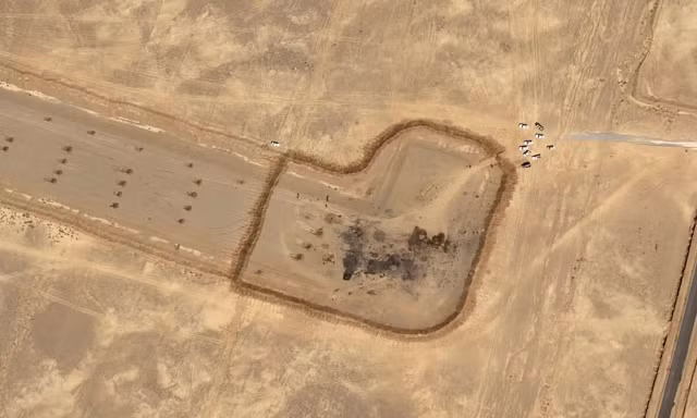 Tàn tích máy bay Mỹ trên đường băng ở Iran sau chiến dịch giải cứu sĩ quan F-15 mất tích