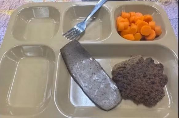 Quân nhân trên tàu sân bay Mỹ ở Trung Đông bị thiếu lương thực?