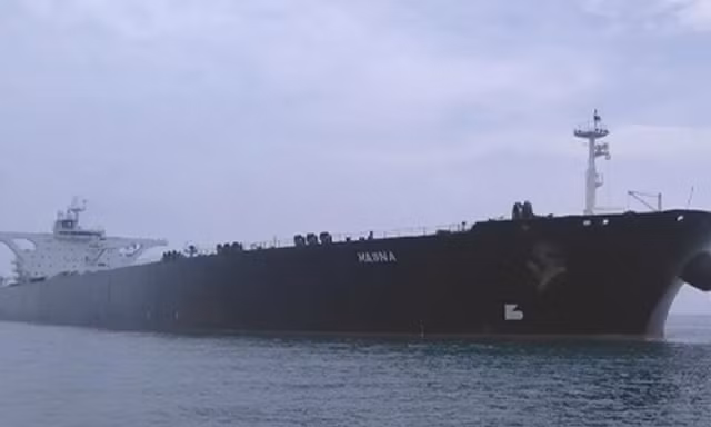 Tàu chở dầu Iran cố vượt vòng phong tỏa, quân đội Mỹ lập tức nổ súng