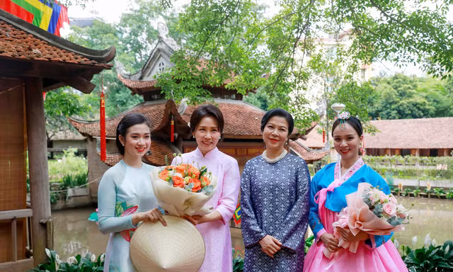 Phu nhân Tổng Bí thư, Chủ tịch nước và Phu nhân Tổng thống Hàn Quốc tham quan Bảo tàng Dân tộc học Việt Nam