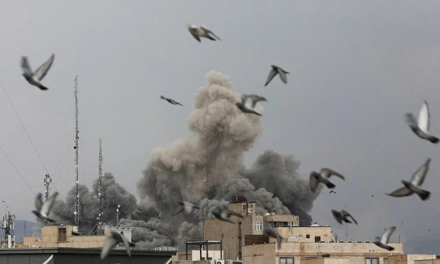 100 máy bay Israel thả 250 quả bom xuống khu phức hợp lãnh đạo ở thủ đô Iran