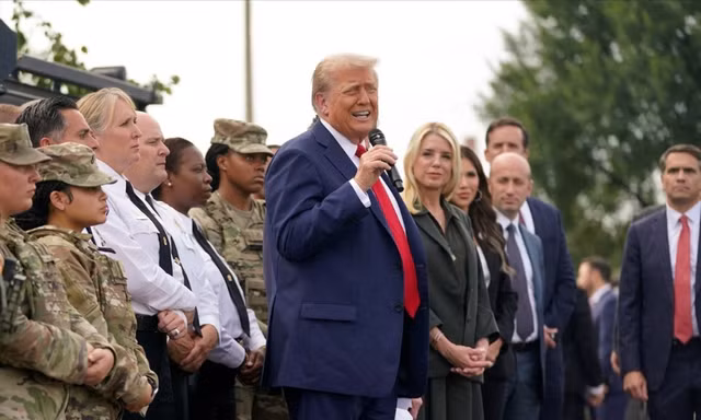 Tổng thống Mỹ Donald Trump thị sát chiến dịch truy quét tội phạm ở Washington