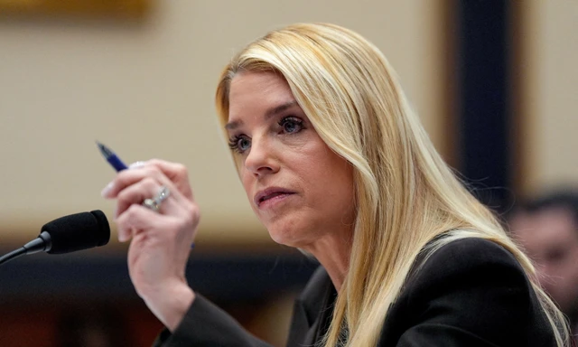 Tổng thống Donald Trump bất ngờ cách chức Bộ trưởng Tư pháp Mỹ