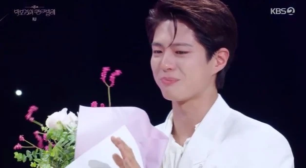Park Bo Gum rơi nước mắt khi IU bước lên sân khấu