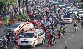 Hình ảnh xe cứu thương khó di chuyển trên Quốc lộ 13