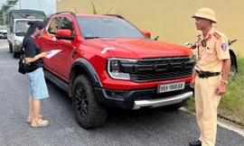 Xe bán tải biển 'siêu đẹp' vượt đèn đỏ, nữ tài xế ngỡ ngàng khi lộ một sự thật
