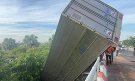 Ô tô biển số Hà Nội mất lái, tông gãy rào chắn rồi lao xuống sông ở Lâm Đồng