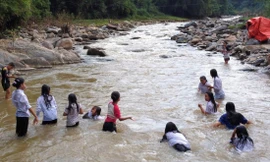 Nơm nớp lo khi hàng trăm học sinh Thanh Hóa phải tắm giặt dưới suối mỗi ngày