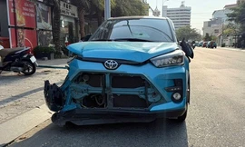 CLIP: Ô tô leo vỉa hè tông 5 xe máy, húc văng người đàn ông nước ngoài ở Vũng Tàu