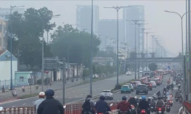 Bầu trời TPHCM mịt mù, bụi mịn vượt mức cho phép nhiều lần