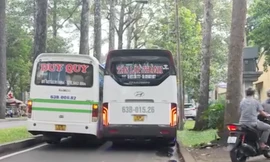 2 xe khách giành đường, hàng chục xe máy phải leo vỉa hè