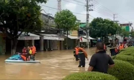 Xuyên đêm ứng cứu người dân ở Khánh Hòa chạy lũ