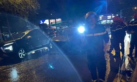 Ô tô 7 chỗ bốc cháy trong cơn mưa lớn ở TPHCM