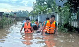 Nước ngập ngang người ở Đồng Nai