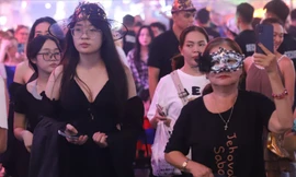 Chật cứng 'phủ thủy', 'ma quái' diễu phố trung tâm TPHCM đêm Halloween 