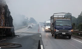 Cháy xe chở phế liệu trên cao tốc Nội Bài - Lào Cai