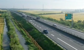 Tài xế dừng ô tô ở cao tốc để bay flycam, quay hình đăng TikTok