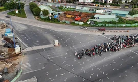 Vạch kẻ chằng chịt, người dân như đi vào mê trận ở nút giao lớn nhất TPHCM