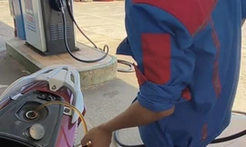 Trả tiền mua xăng bằng chuyển khoản, khách bị rút lại xăng, dắt bộ