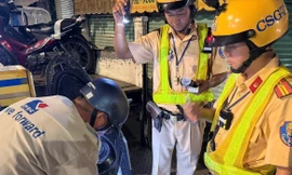 Nhậu đi không vững, người đàn ông ở TPHCM nói 'cho luôn CSGT xe máy'