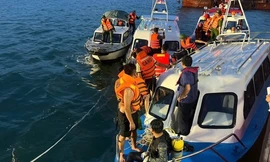 Nguyên nhân tàu chở 53 người bị lật ở Hạ Long