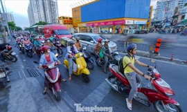 Kẹt xe đến 5 nhịp đèn đỏ, người dân mong cầu vượt Bốn Xã từng ngày