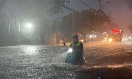 Các phương tiện chật vật di chuyển ở TP HCM.