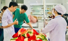 Tai nạn lật xe, bệnh viện kích hoạt báo động đỏ cứu 13 học sinh