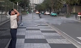 Thanh niên ném 3 bình nước loại 21 lít từ tầng 26 xuống đất