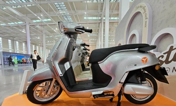 Cận cảnh mẫu xe máy điện đầu bảng mới của Yadea