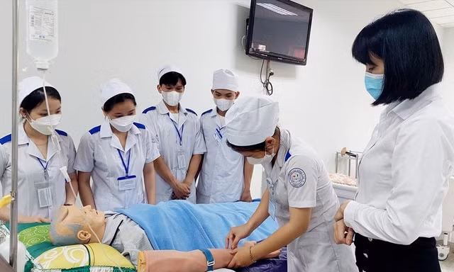 Thực trạng sinh viên Y khoa thiếu cơ hội thực hành trong kỳ thực tập 