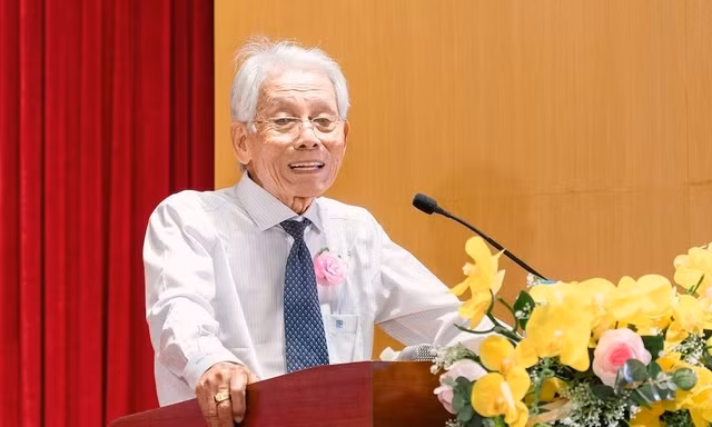 Tấm lòng của người thầy gần 90 tuổi: 2 tỷ đồng lập quỹ học bổng tặng trường đại học và một đời cống hiến lặng thầm