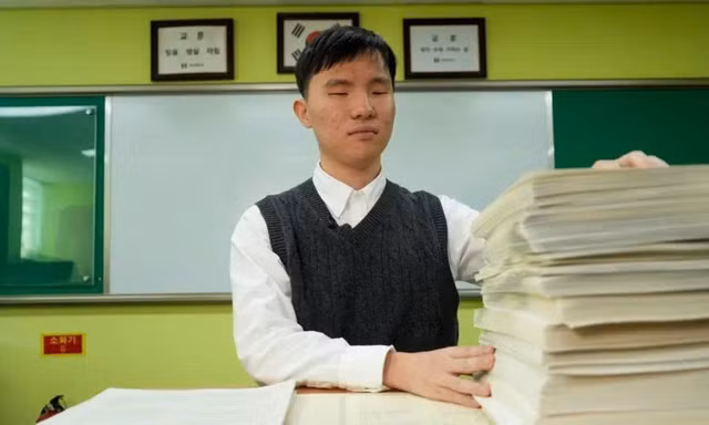 Hành trình bền bỉ kéo dài 13 tiếng của những thí sinh khiếm thị trong kỳ thi đại học tại Hàn Quốc 