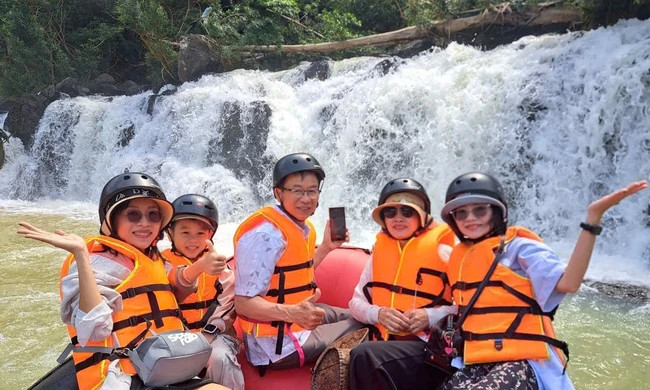 Du khách thích thú 'đổi gió' ở thác Dray Nur 